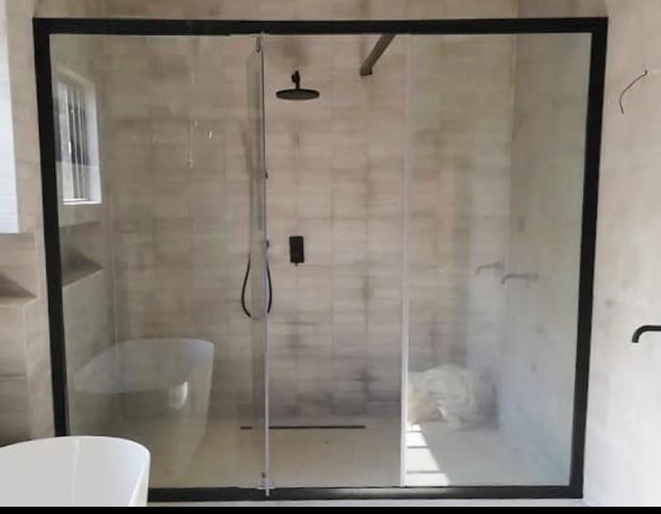 Glass shower cabinet